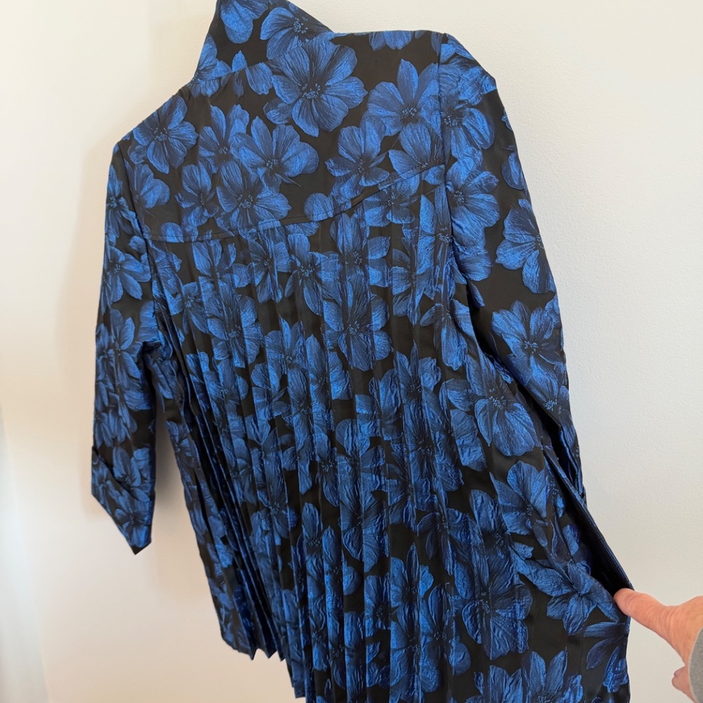 Rich Jacquard IC Collection jacket -- Size L - Picture 3 of 7